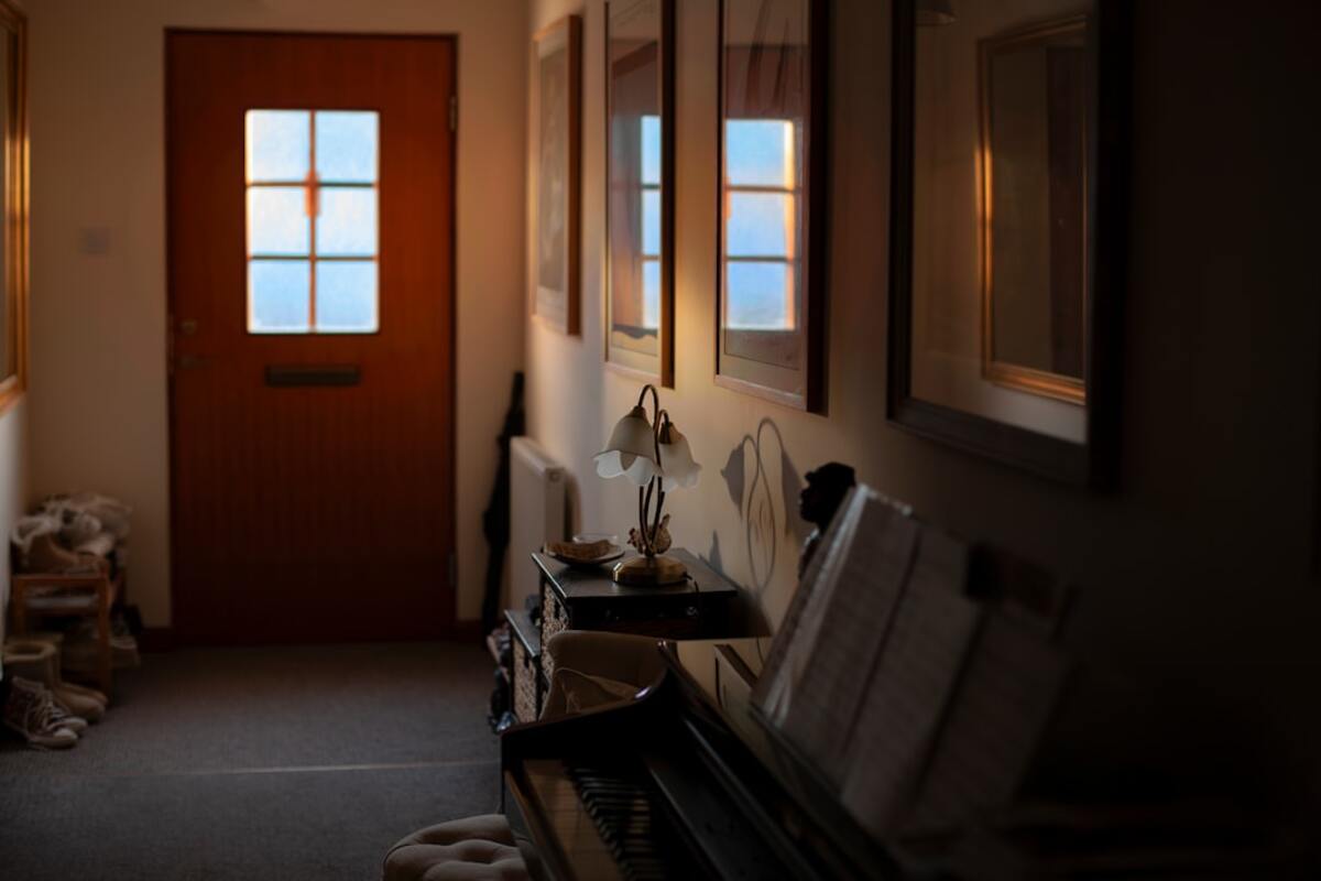 The “Doorway Decompress” Routine: A 2-Minute Habit That Can Cut Post-Work Stress Before It Spills at Home